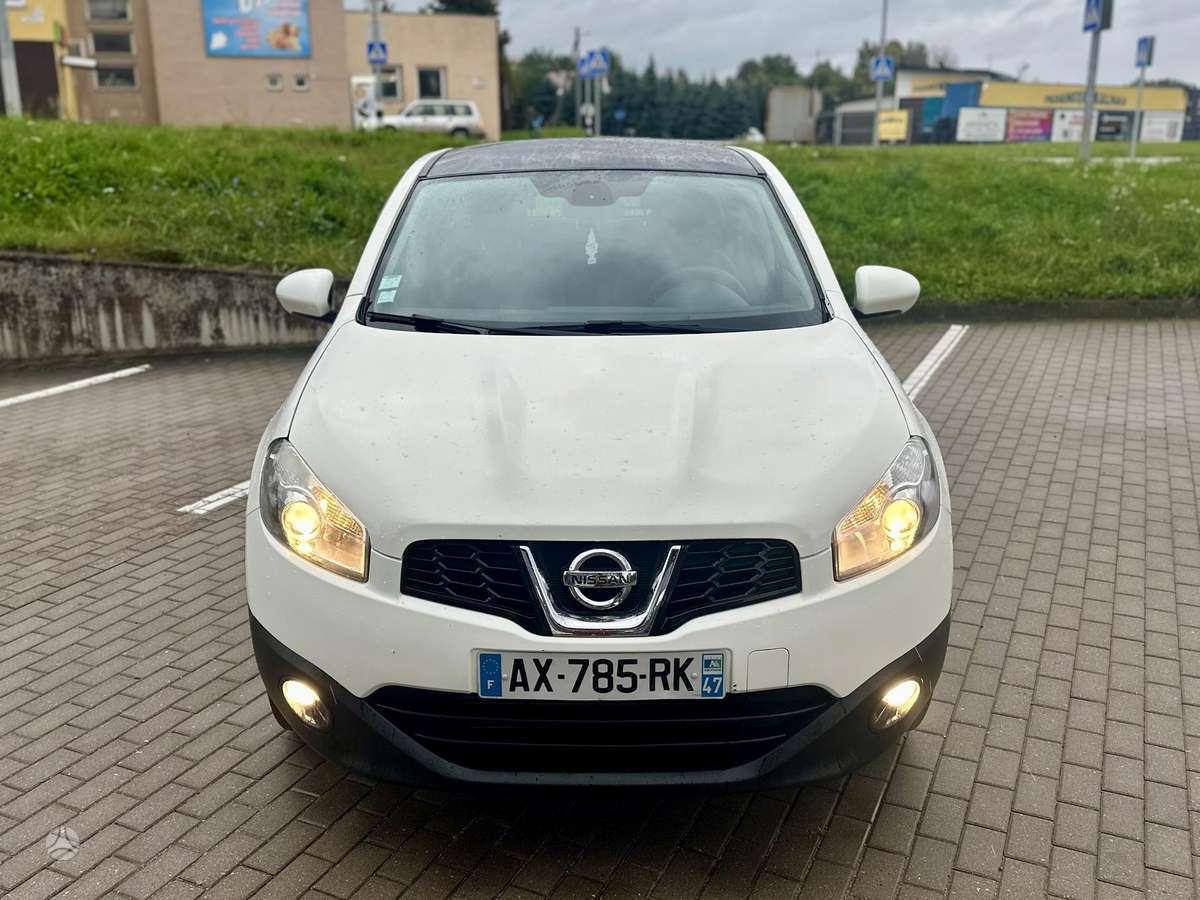 Nissan Qashqai 2010 — салон