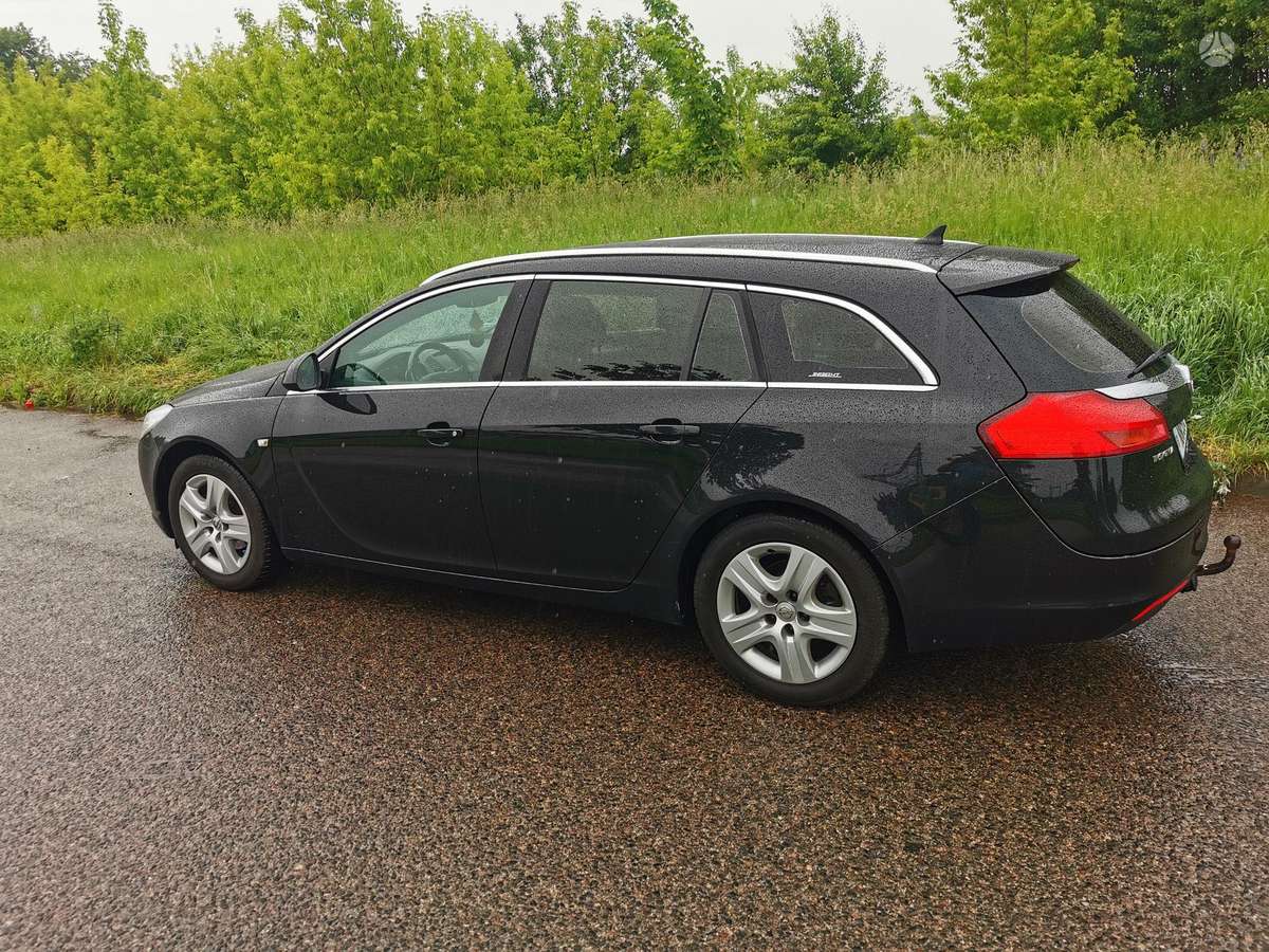 Opel Insignia 2011 — вигляд ззаду