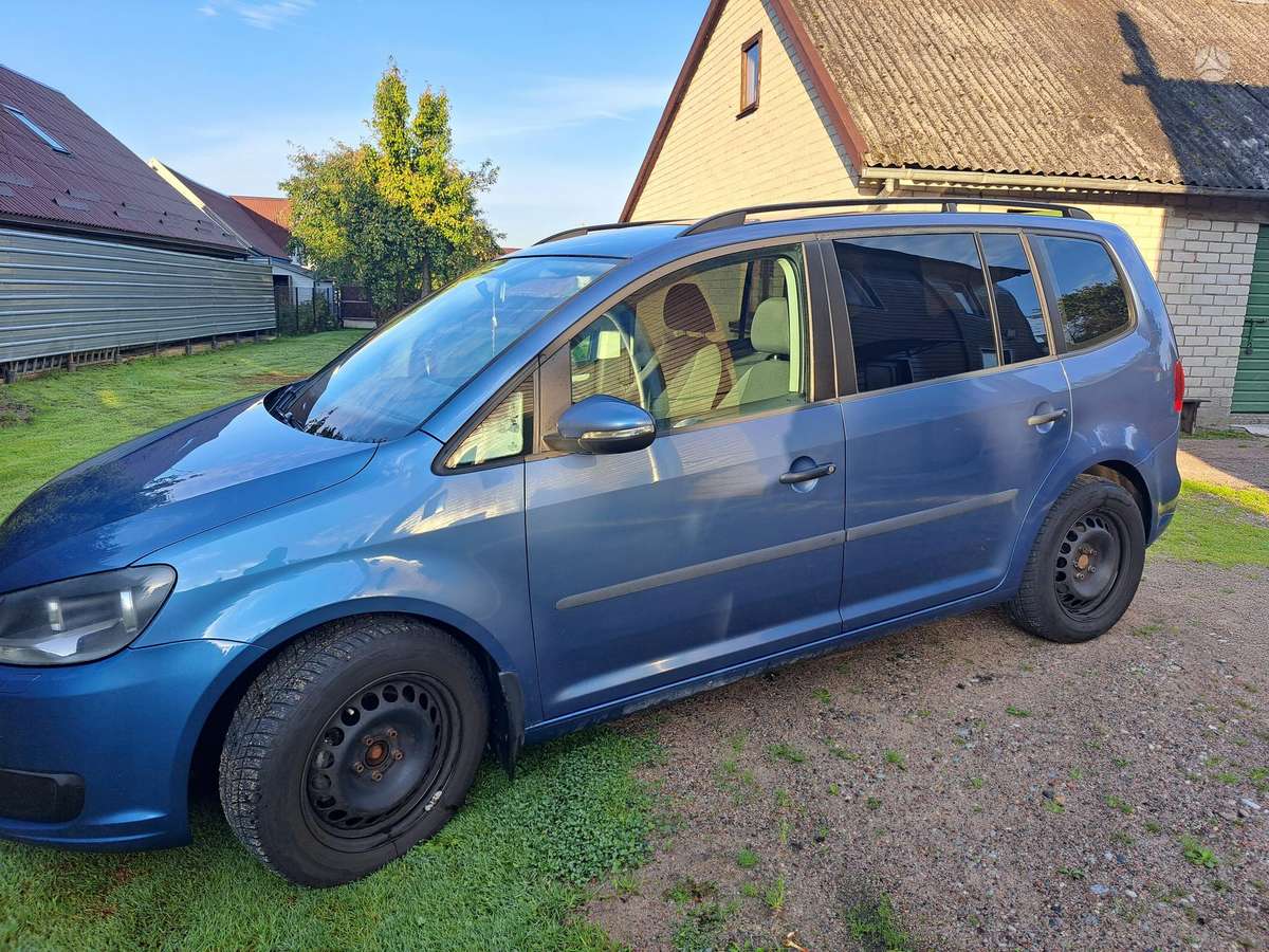 Volkswagen Touran 2010 — вигляд ззаду