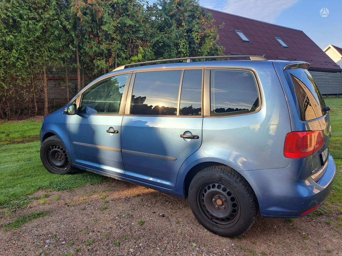 Volkswagen Touran 2010 — салон