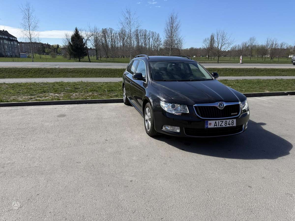Skoda Superb 2012 — rear view