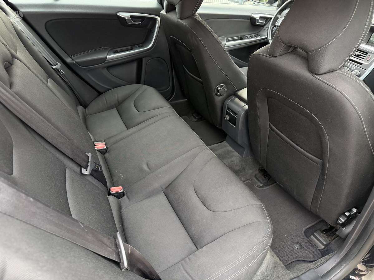 Volvo V60 2015 — photo 10
