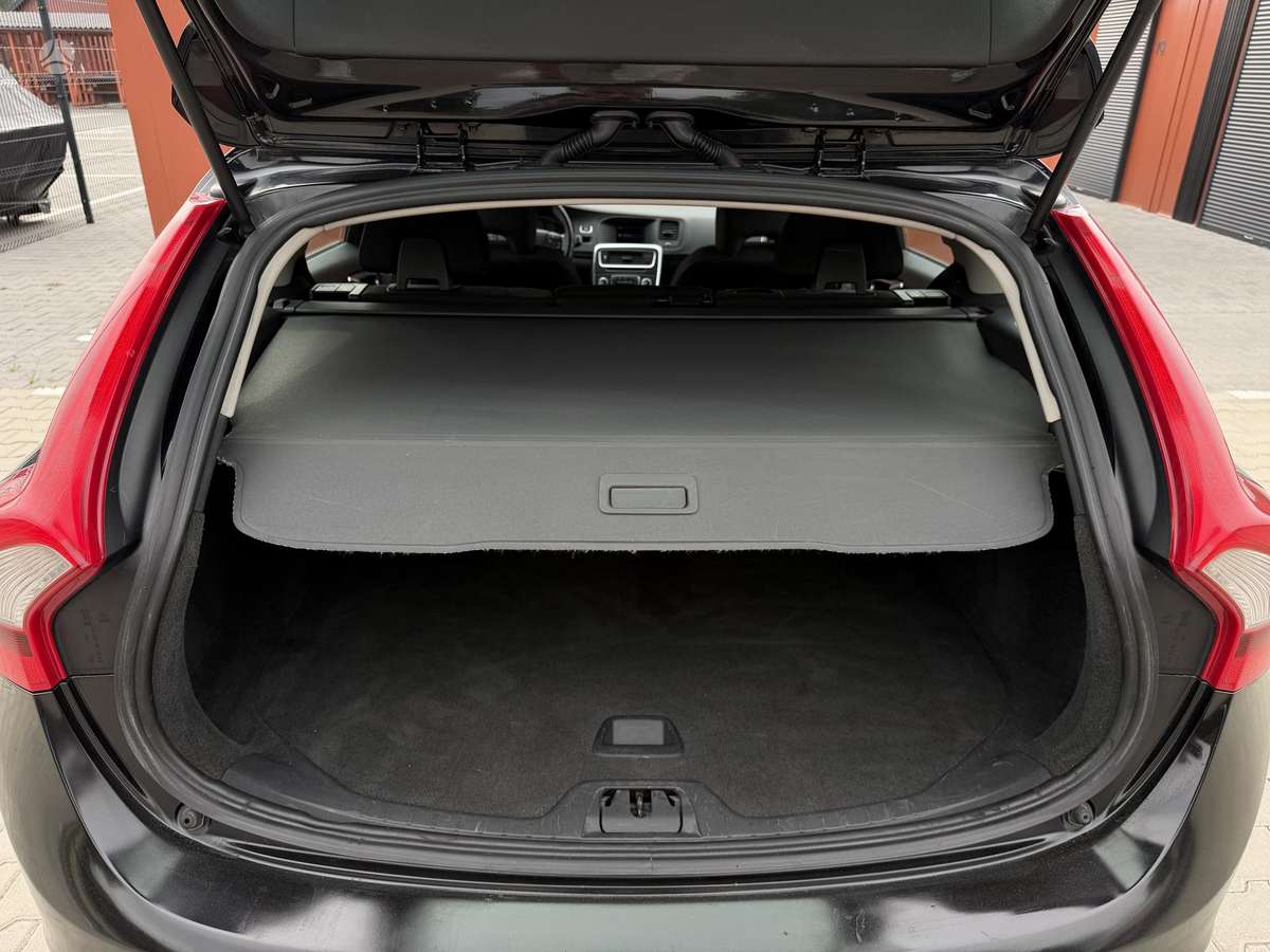 Volvo V60 2015 — photo 11