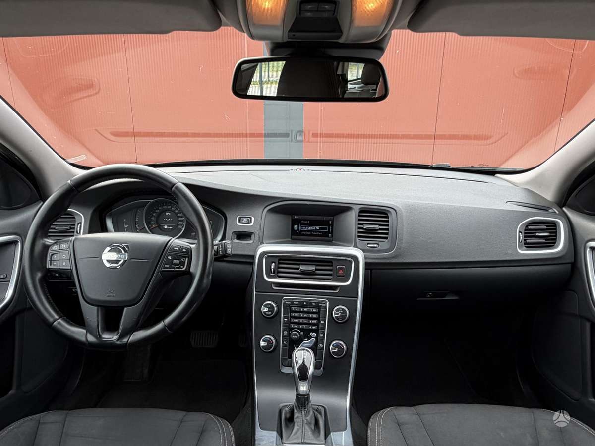 Volvo V60 2015 — photo 13