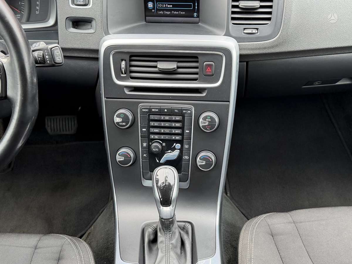 Volvo V60 2015 — photo 14