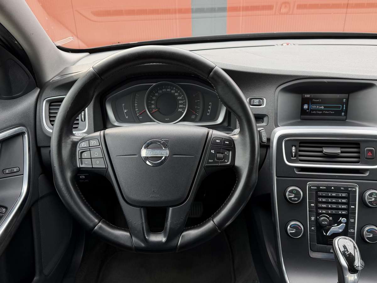 Volvo V60 2015 — photo 15