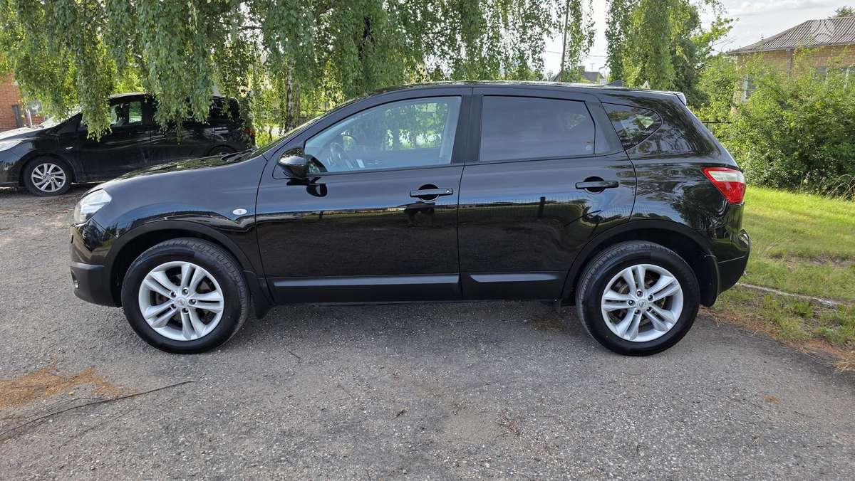 Nissan Qashqai 2011 — rear view