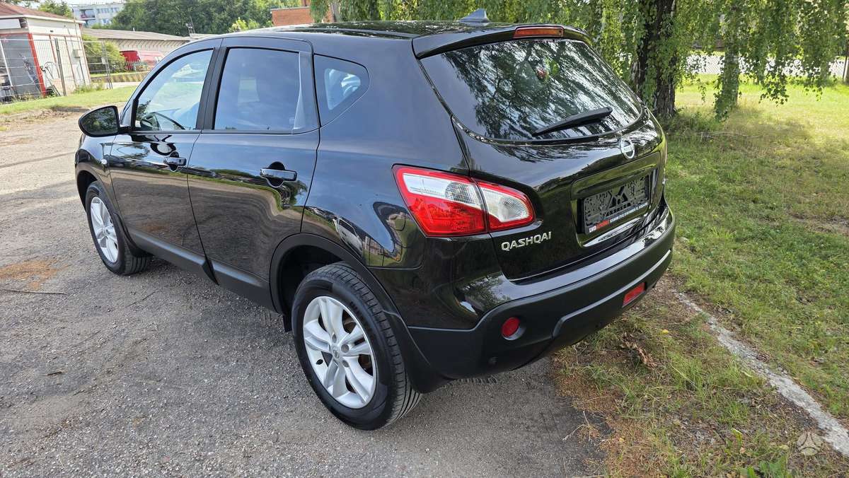 Nissan Qashqai 2011 — interior