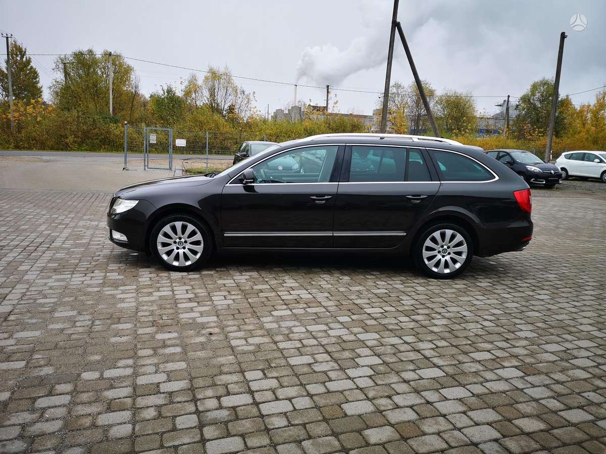 Skoda Superb 2013 — вигляд ззаду