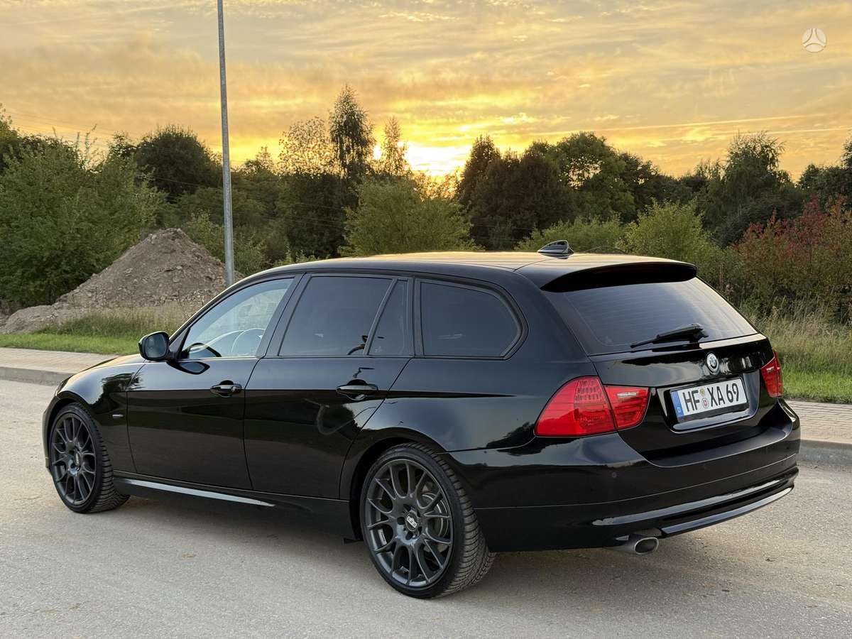 BMW 320 2008 — вигляд ззаду