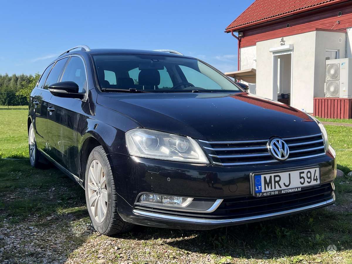 Volkswagen Passat 2011 — вигляд ззаду
