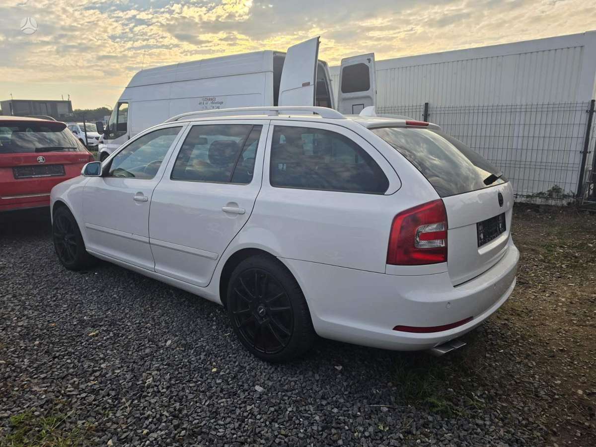 Skoda Octavia 2008 — rear view