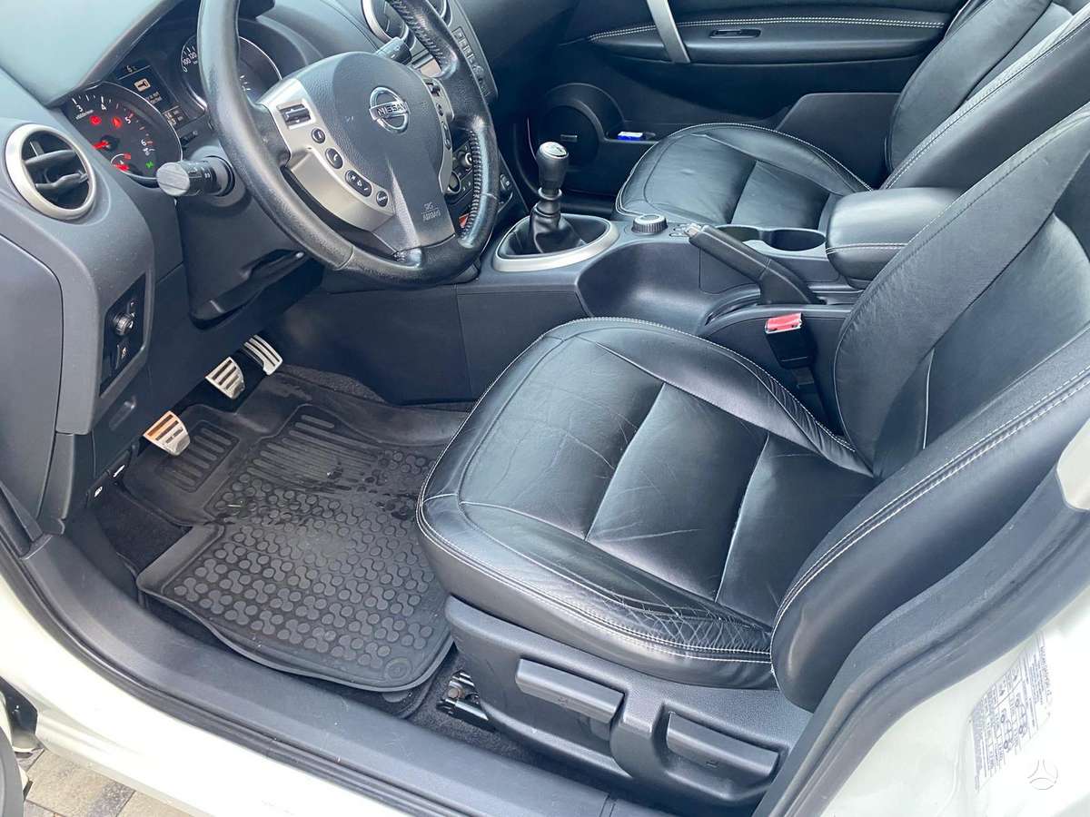 Nissan Qashqai+2 2010 — interior