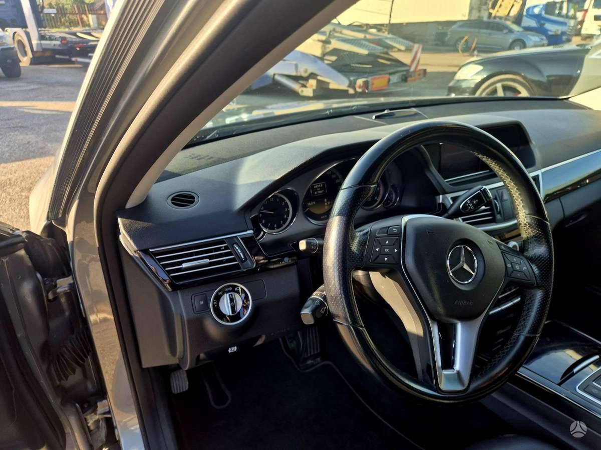 Mercedes-Benz E200 2012 — photo 9