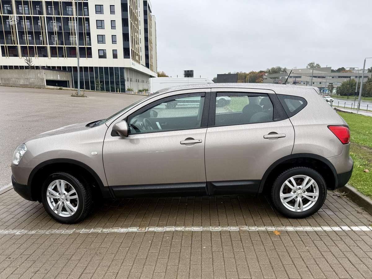 Nissan Qashqai 2009 — rear view