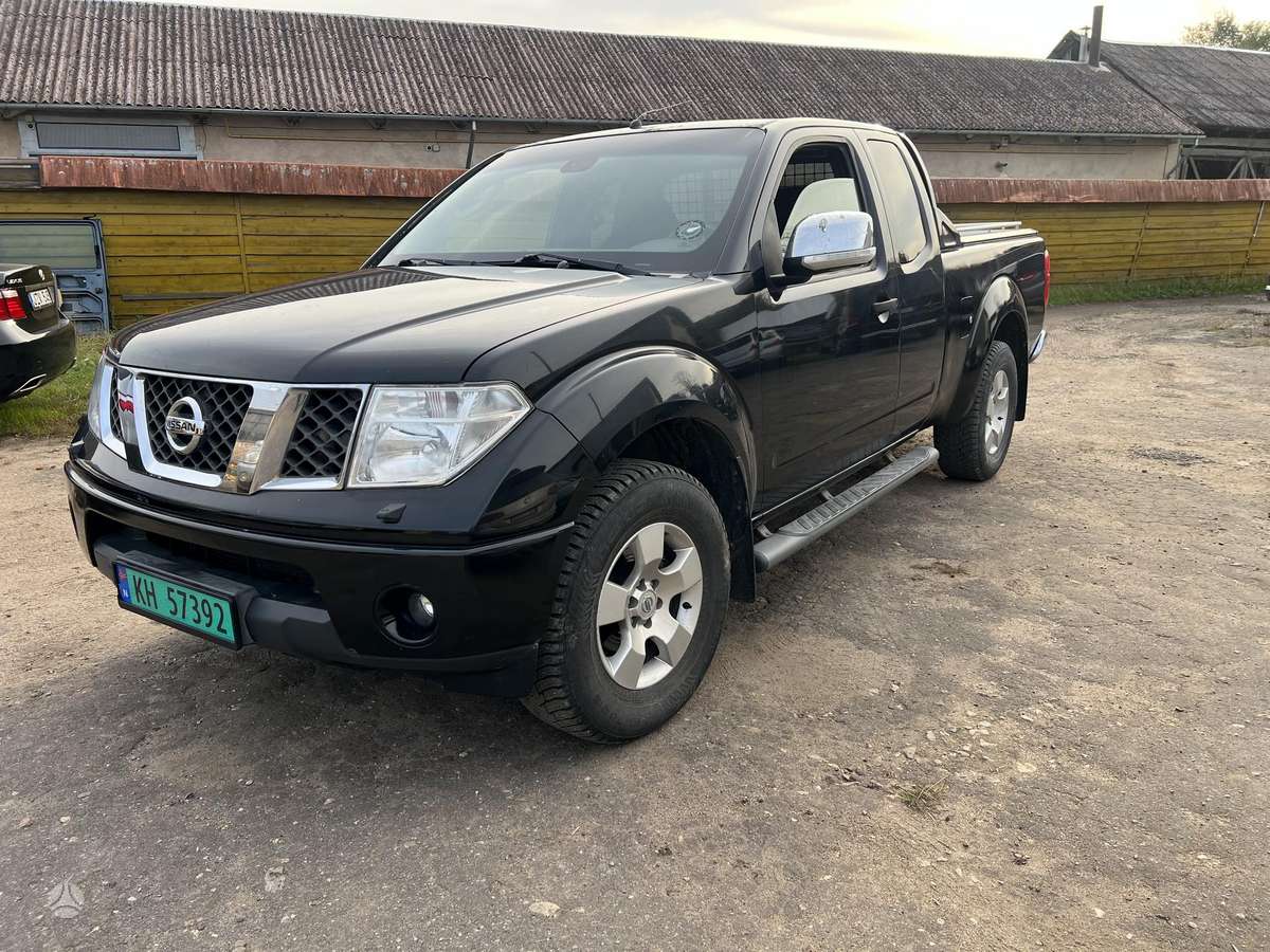 Nissan Navara 2009 — rear view
