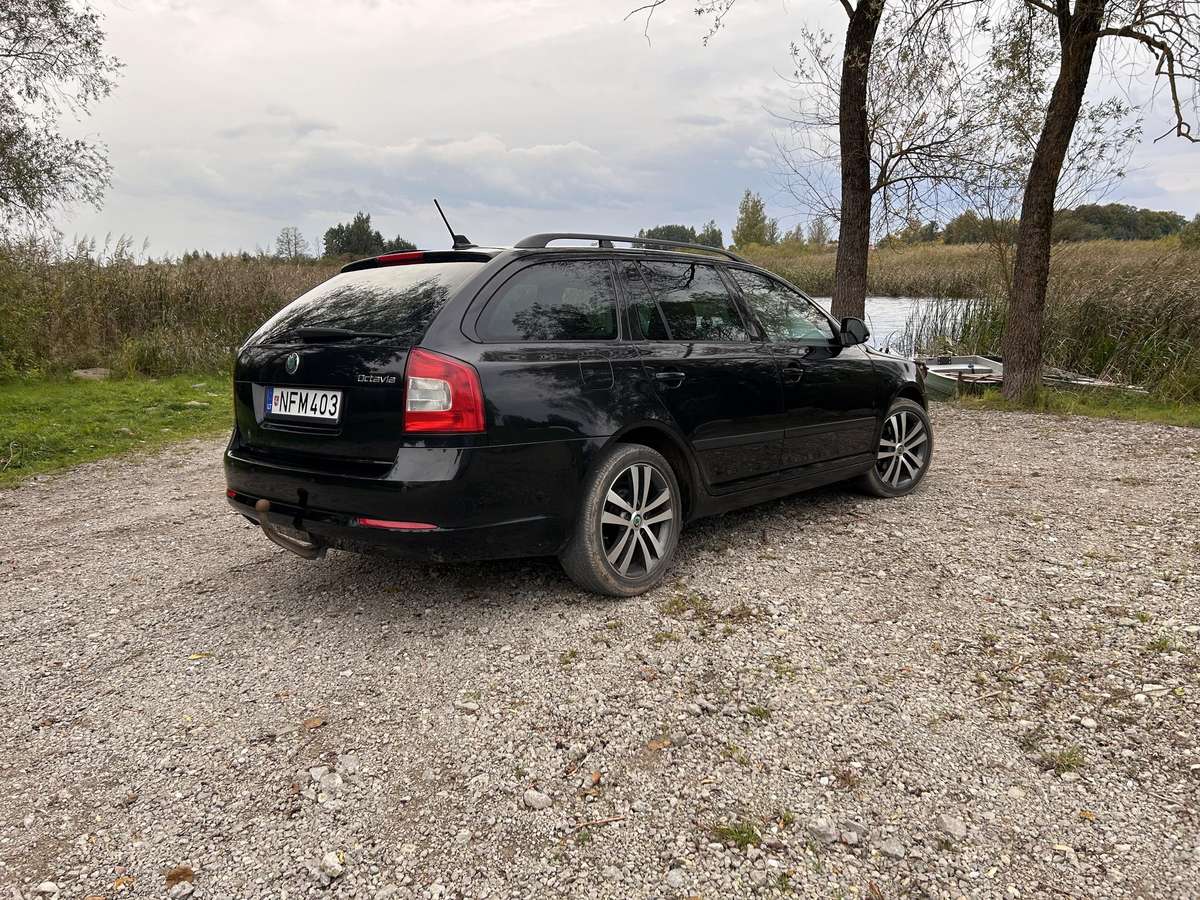 Skoda Octavia 2011 — двигун 1598 cm³, 105 HP (77kW)