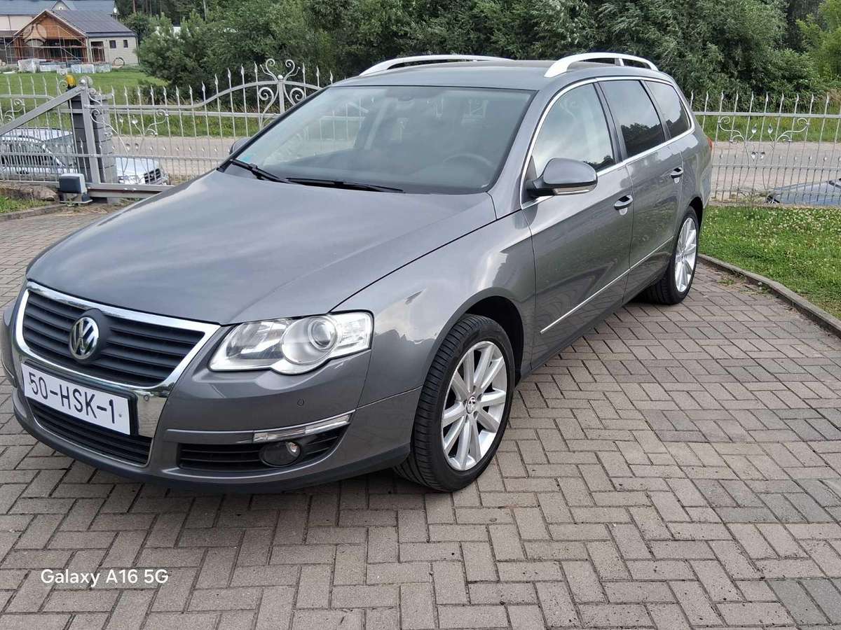 Volkswagen Passat 2009 — rear view