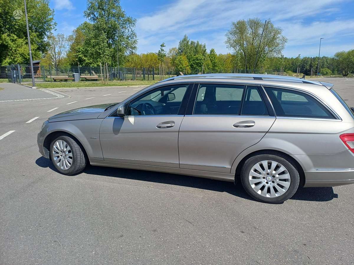 Mercedes-Benz C220 2009 — вигляд ззаду