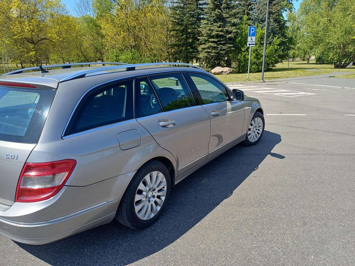 Mercedes-Benz C220 2009 — салон