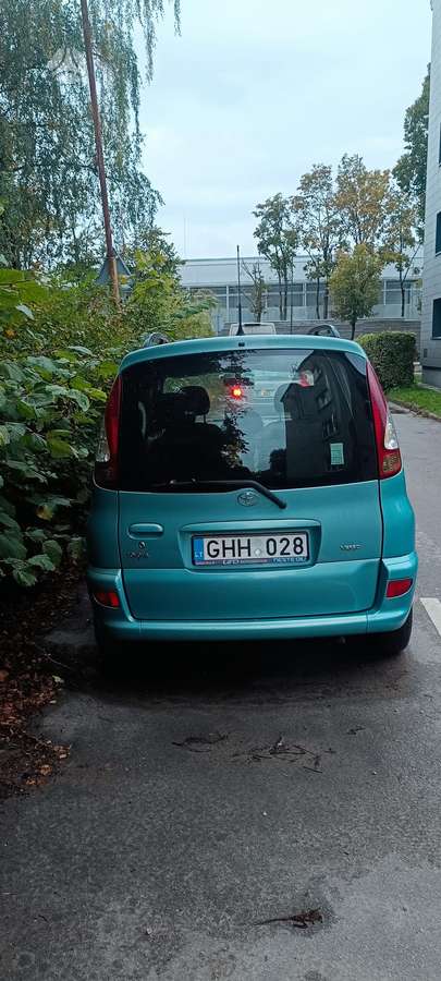 Toyota Yaris 2004 — rear view