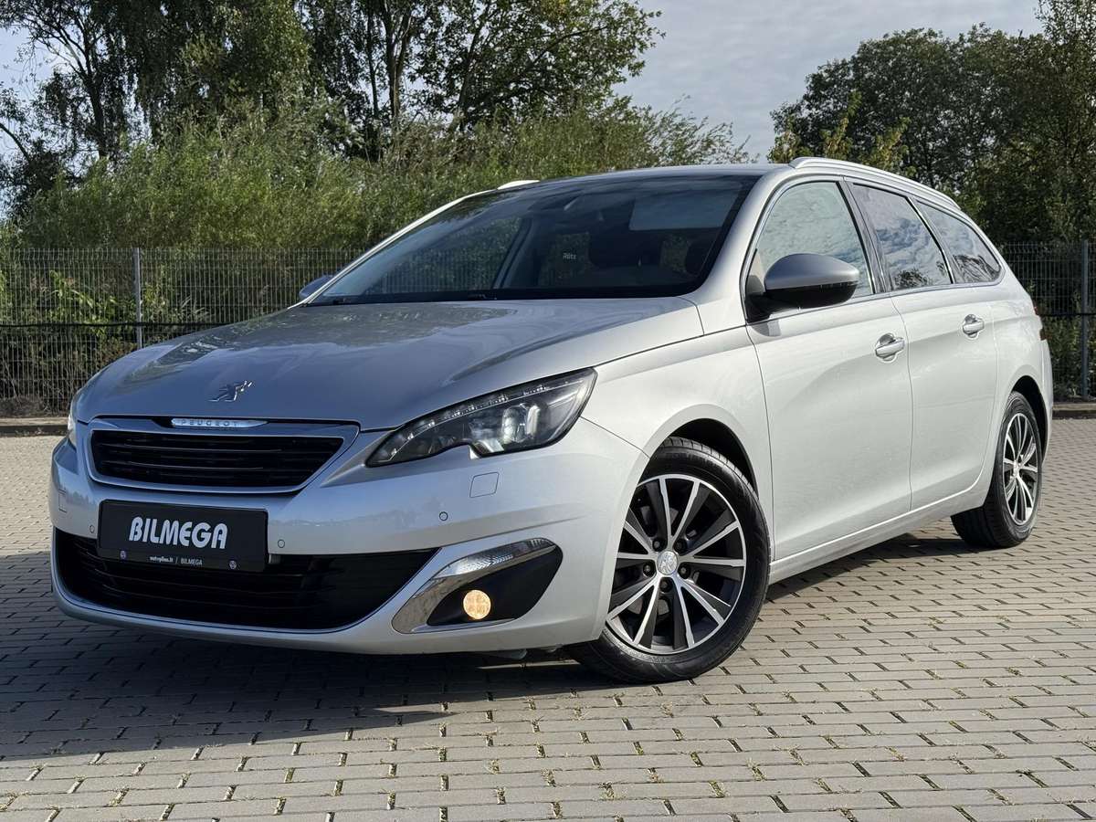 Peugeot 308 2015 — rear view