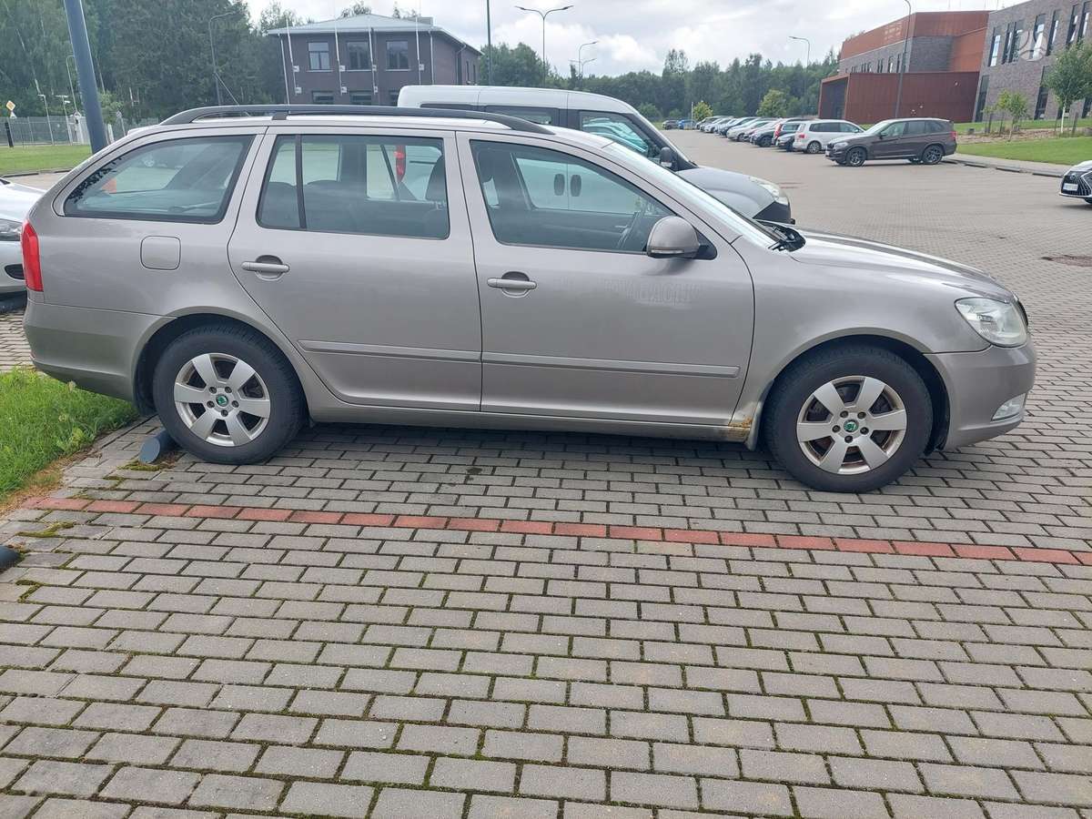 Skoda Octavia 2012 — rear view