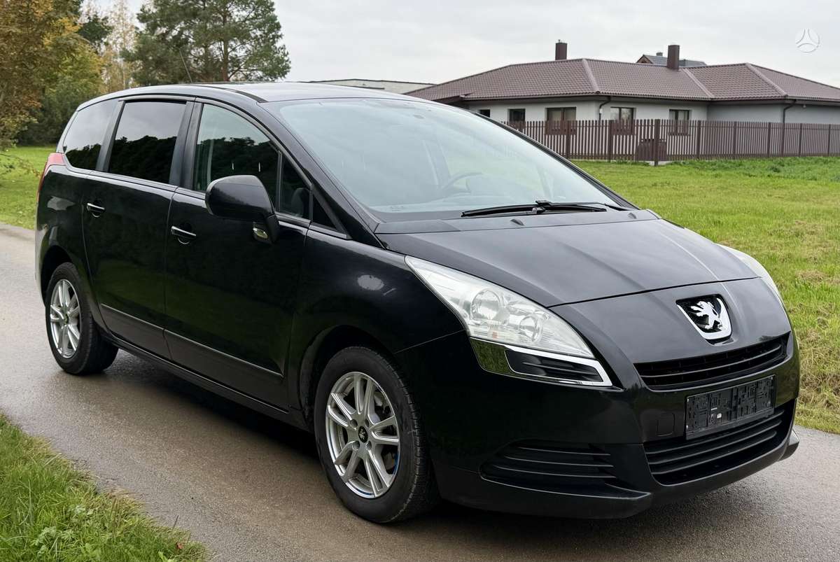 Peugeot 5008 2013 — interior