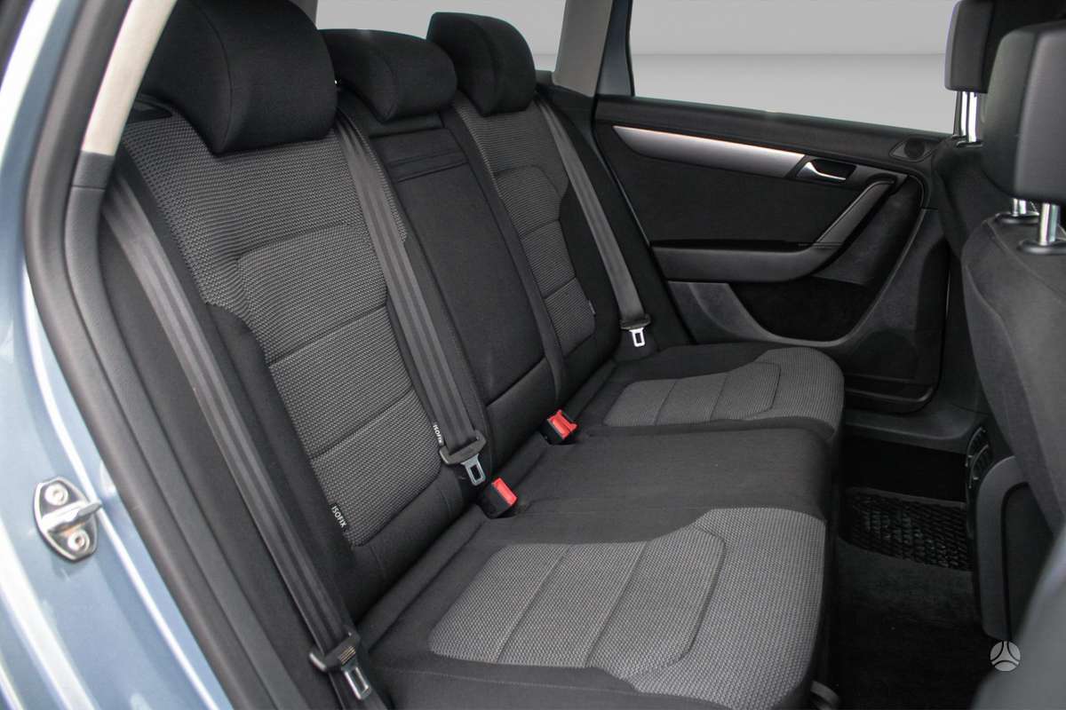 Volkswagen Passat 2011 — photo 14