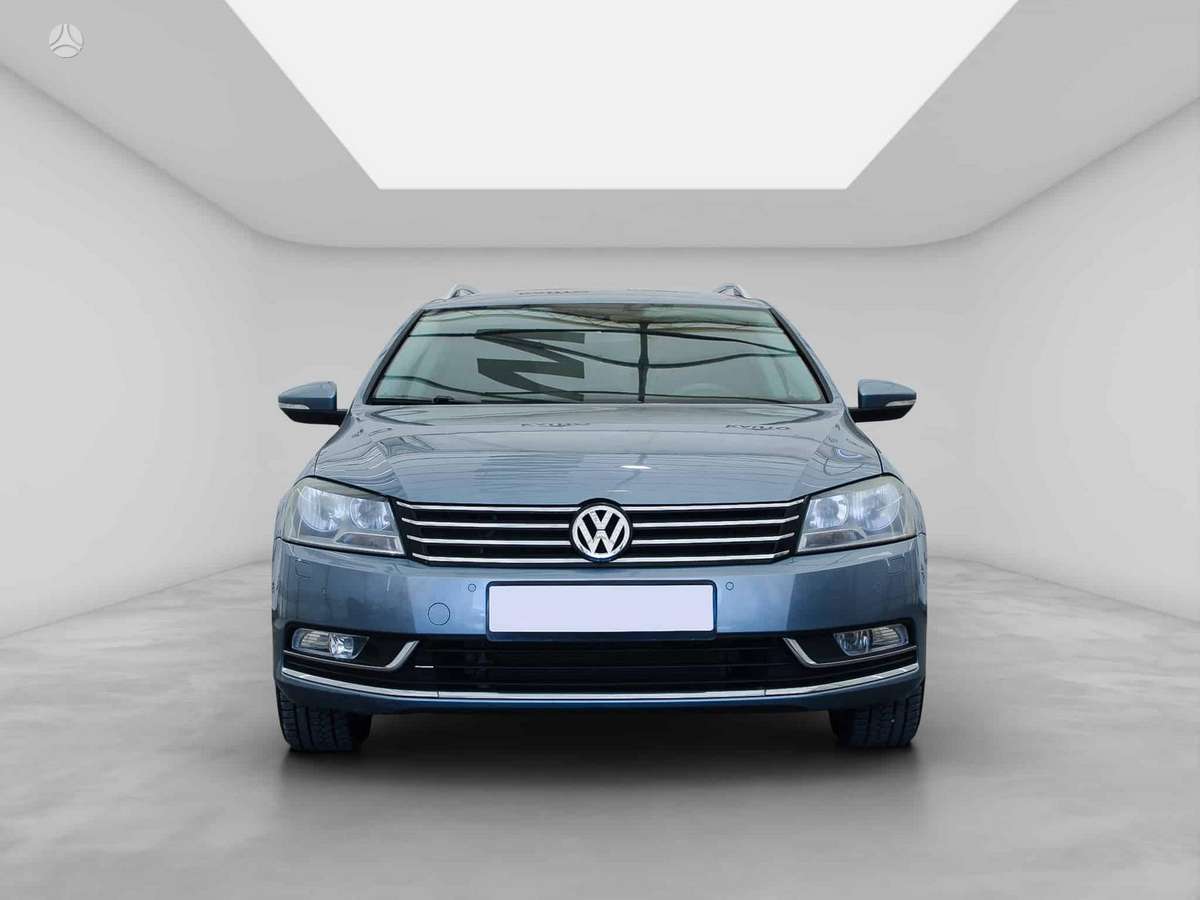 Volkswagen Passat 2011 — rear view