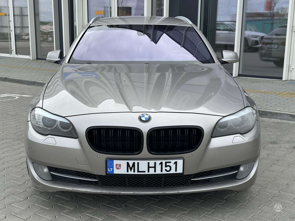 BMW 530 2011 — rear view