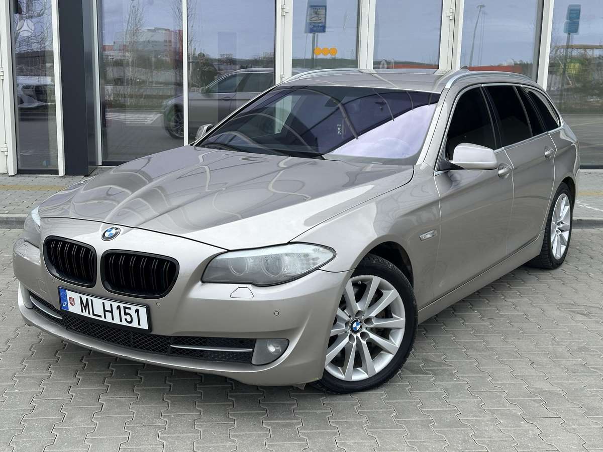 BMW 530 2011 — interior
