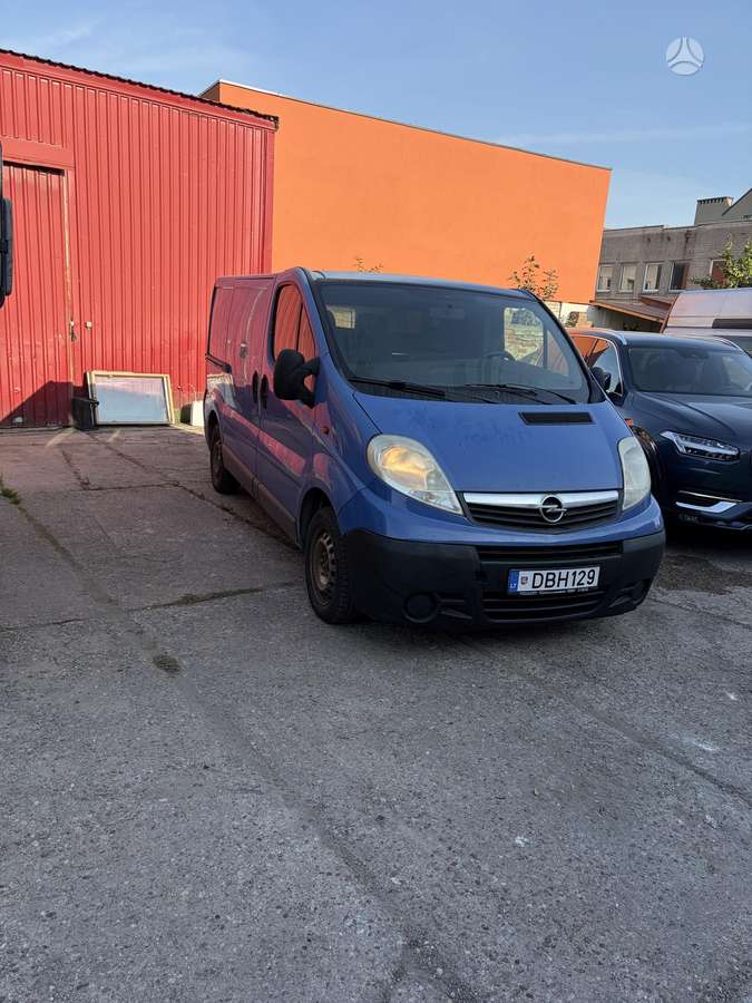 Opel Vivaro 2007 — rear view