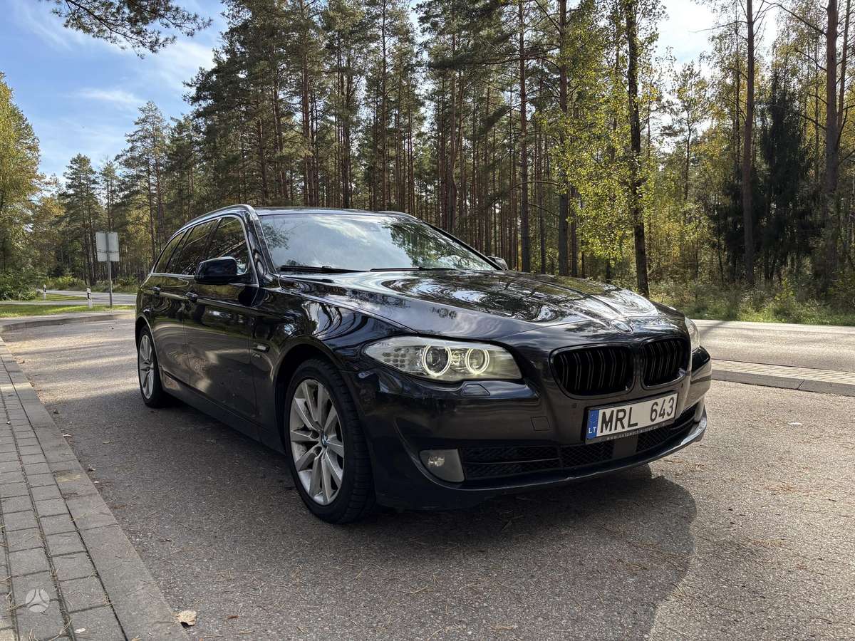 BMW 530 2011 — вигляд ззаду
