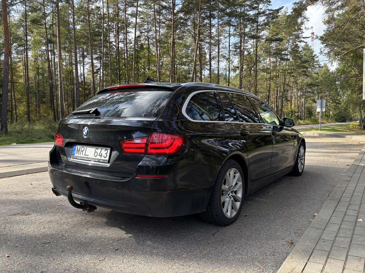 BMW 530 2011 — салон