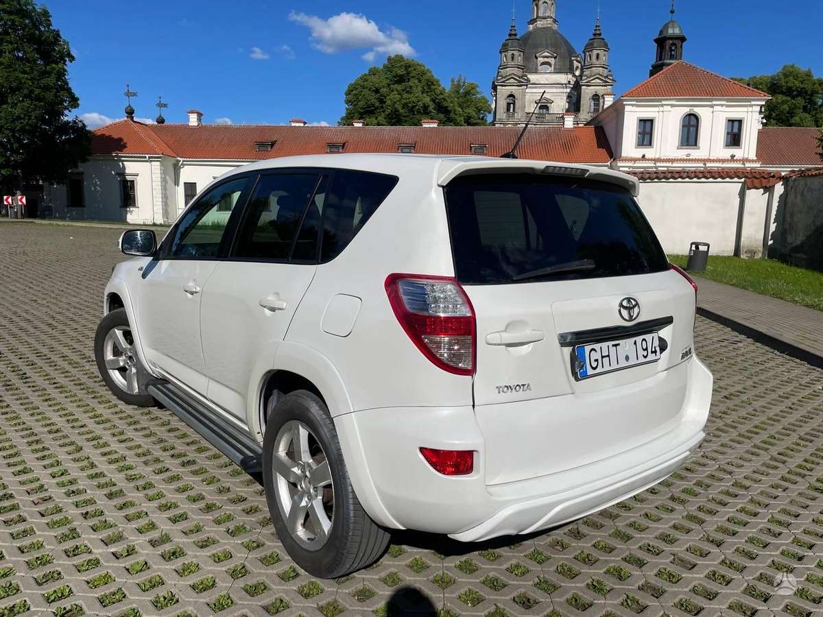 Toyota RAV4 2010 — photo 10