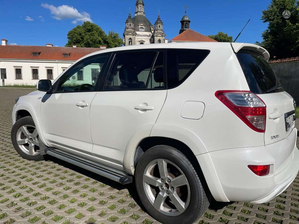 Toyota RAV4 2010 — photo 11
