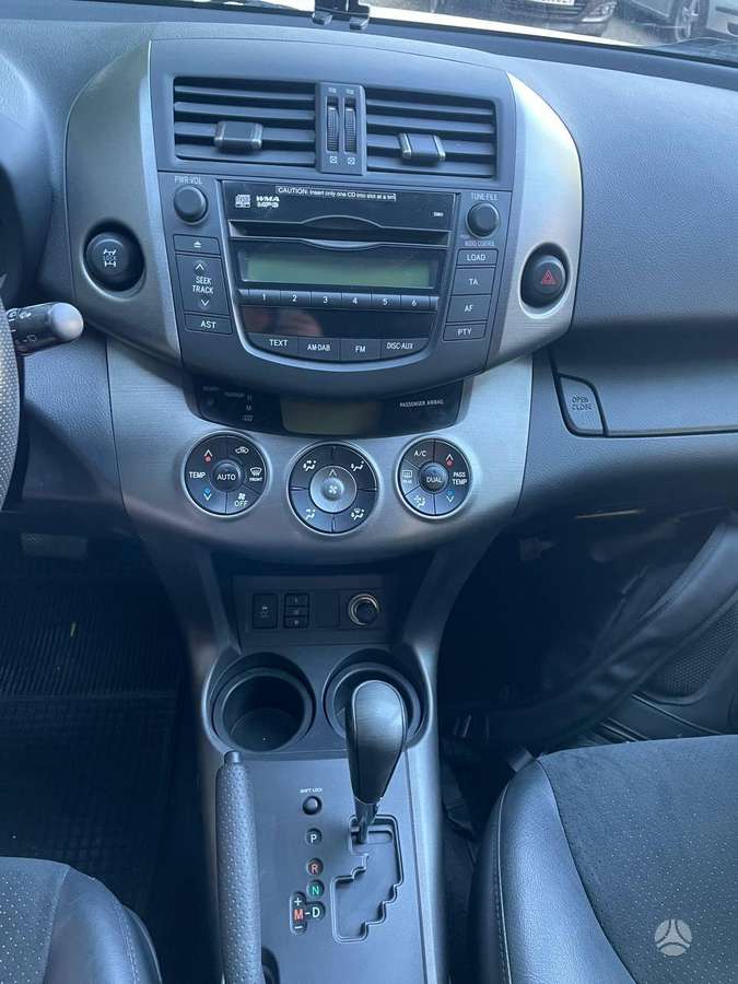 Toyota RAV4 2010 — photo 17