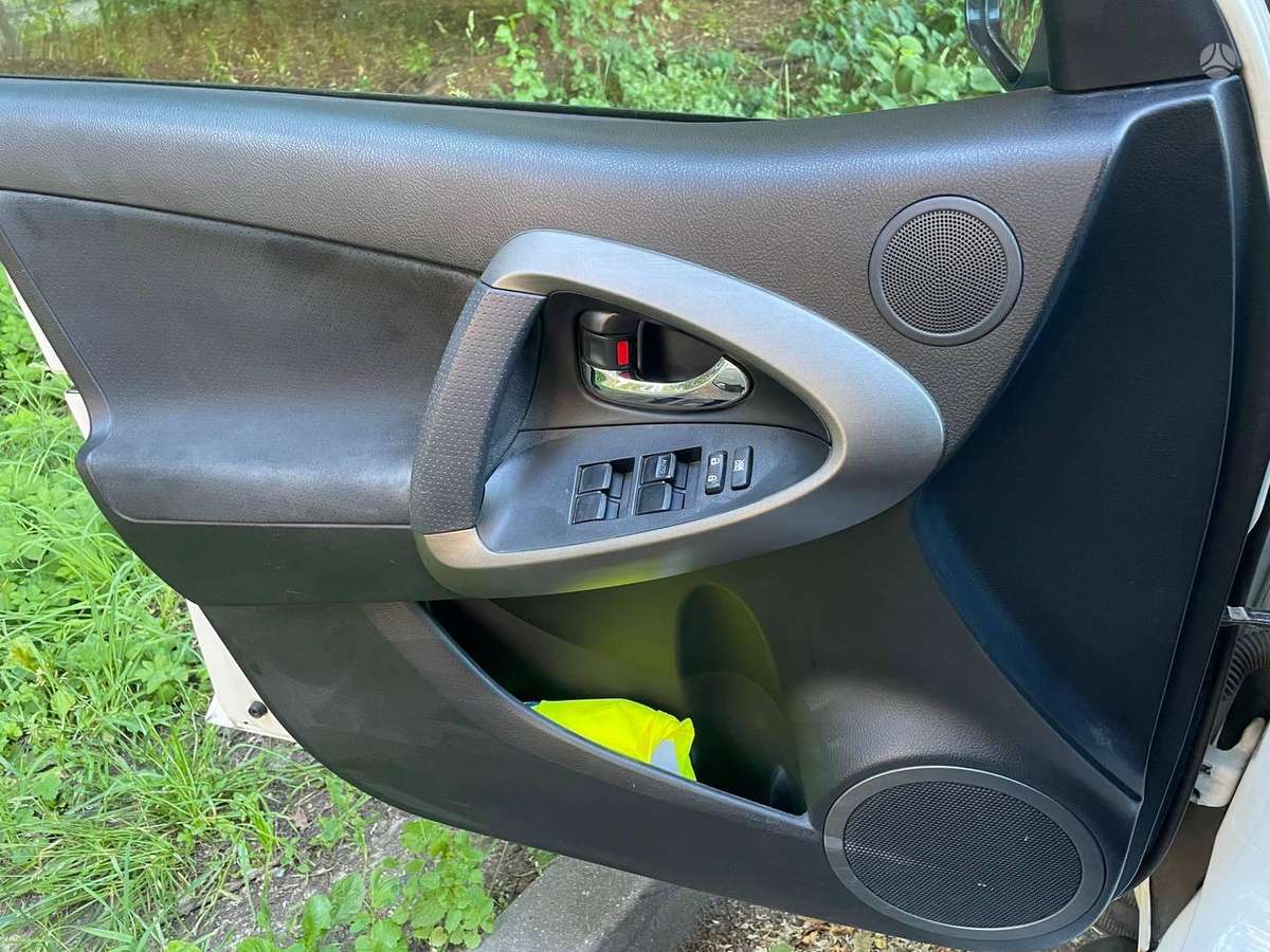 Toyota RAV4 2010 — photo 22