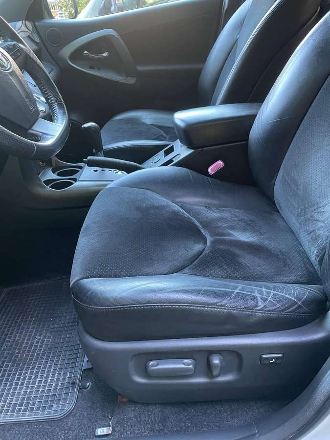 Toyota RAV4 2010 — photo 23
