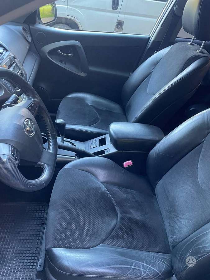 Toyota RAV4 2010 — photo 24