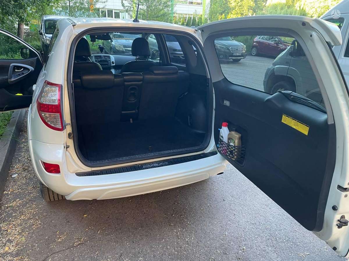 Toyota RAV4 2010 — photo 29