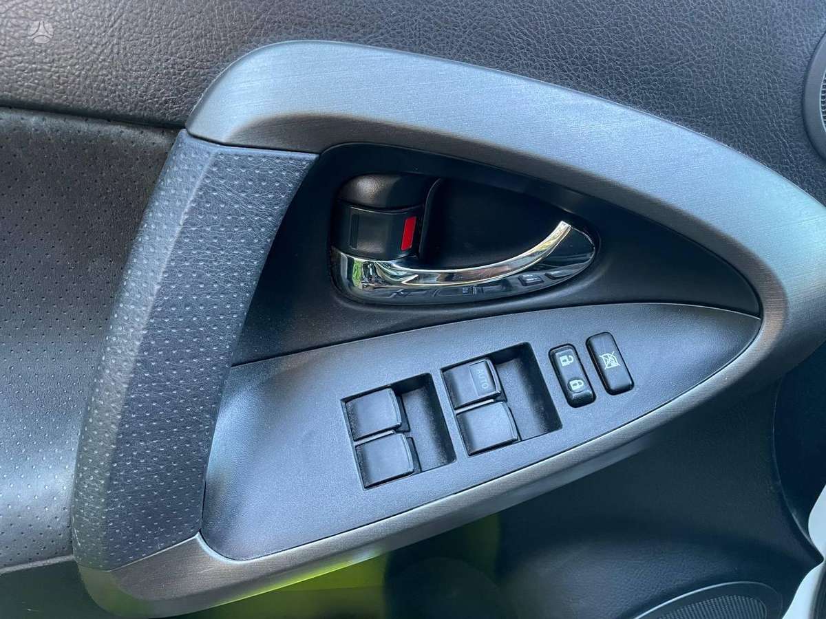Toyota RAV4 2010 — photo 30