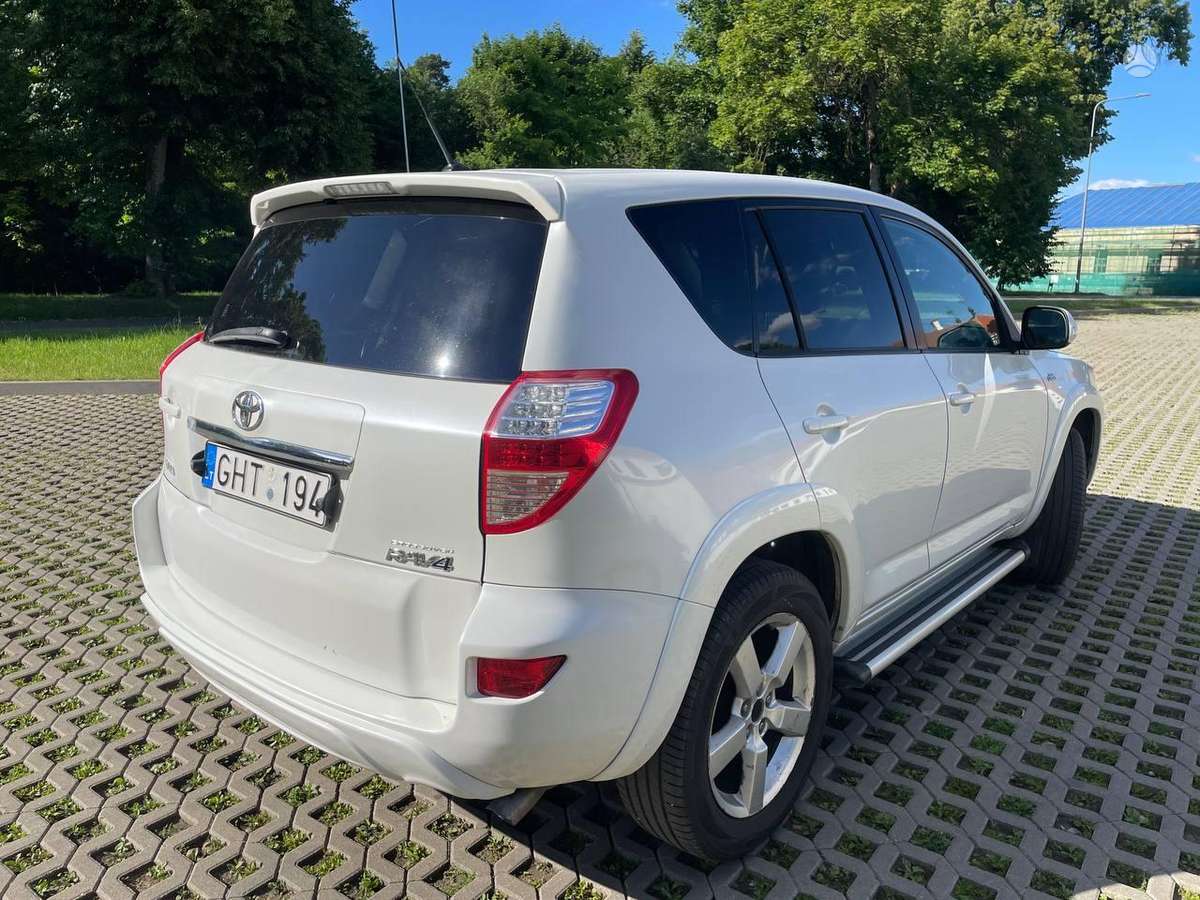 Toyota RAV4 2010 — photo 8