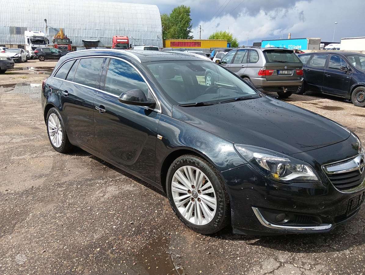 Opel Insignia 2015 — вигляд ззаду