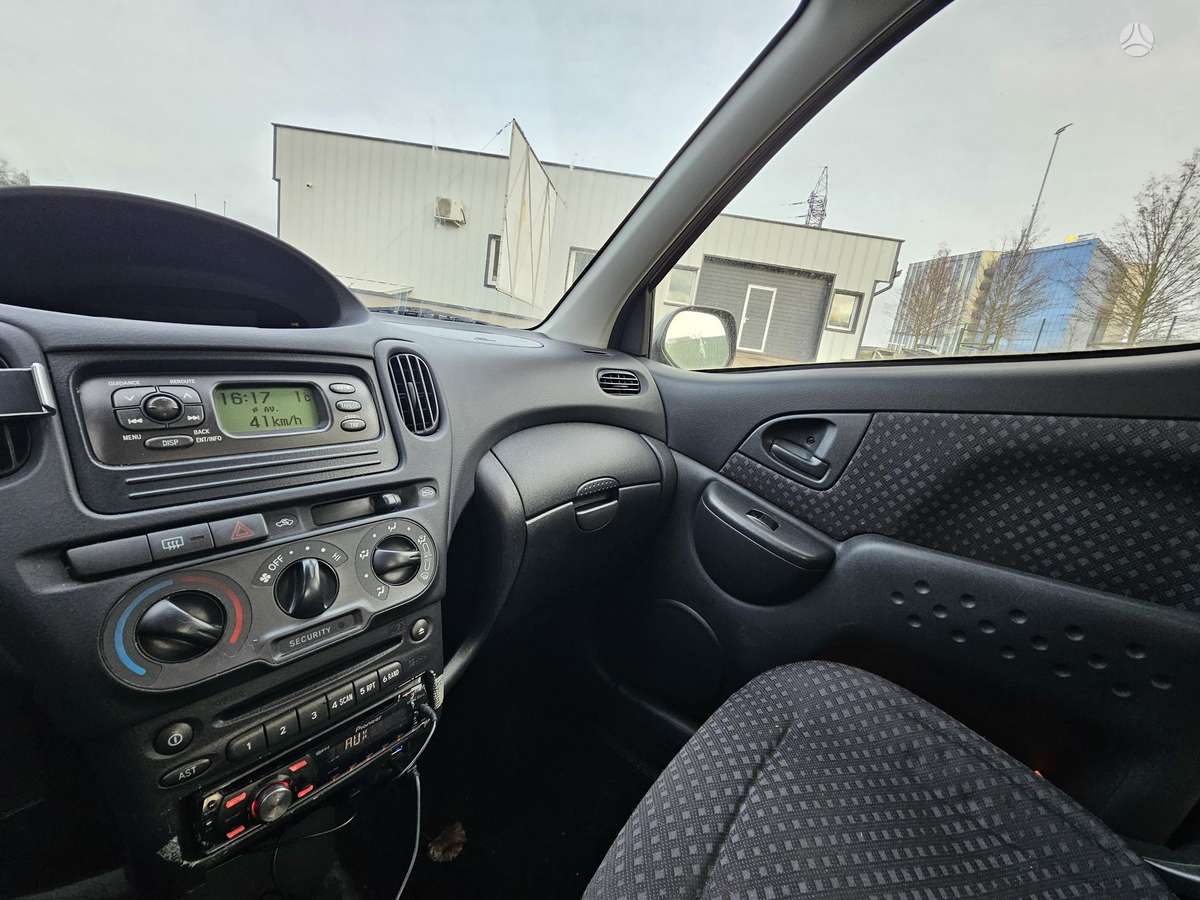 Toyota Yaris 2004 — rear view