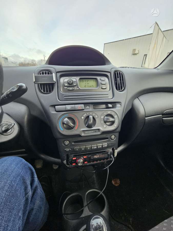 Toyota Yaris 2004 — engine 1300 cm³, 84 HP (62kW)