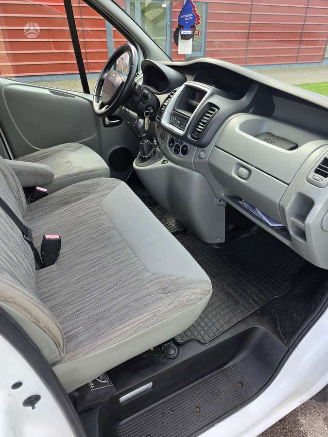 Renault Trafic 2010 — фото 11