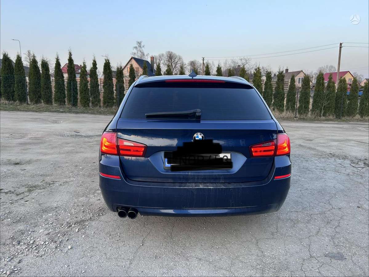 BMW 525 2011 — interior