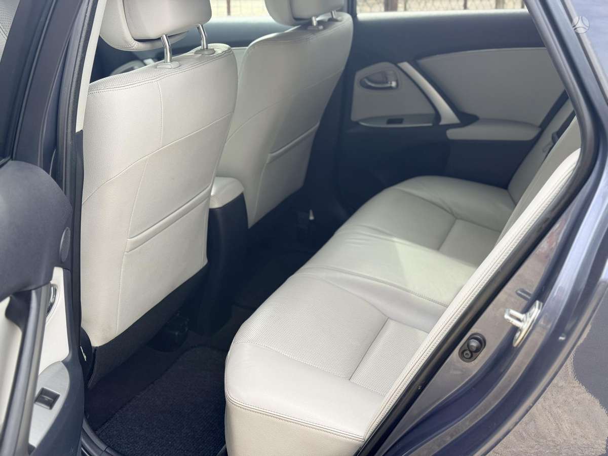 Toyota Avensis 2012 — photo 14